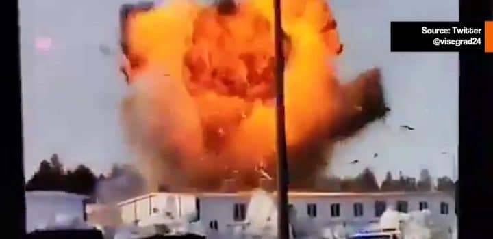 ドローンVideo Un avion transforme en drone attaque une raffinerie